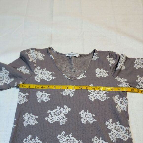 Rose + Olive Gray Floral 3/4 Sleeve Textured Top Size Small - Picture 7 of 10